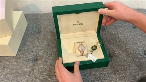 Rolex Oyster L SAP39141 Gold Watch unboxing .